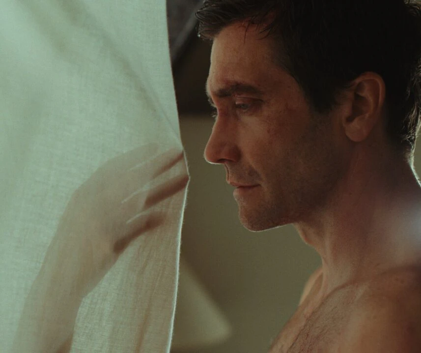 Небезпечна таємниця прибережного міста: трейлер містичної драми «Залишся» з Джейком Джилленголом